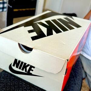 Brand new Lisa Leslie lakers dunks brand new never work with shoe laces